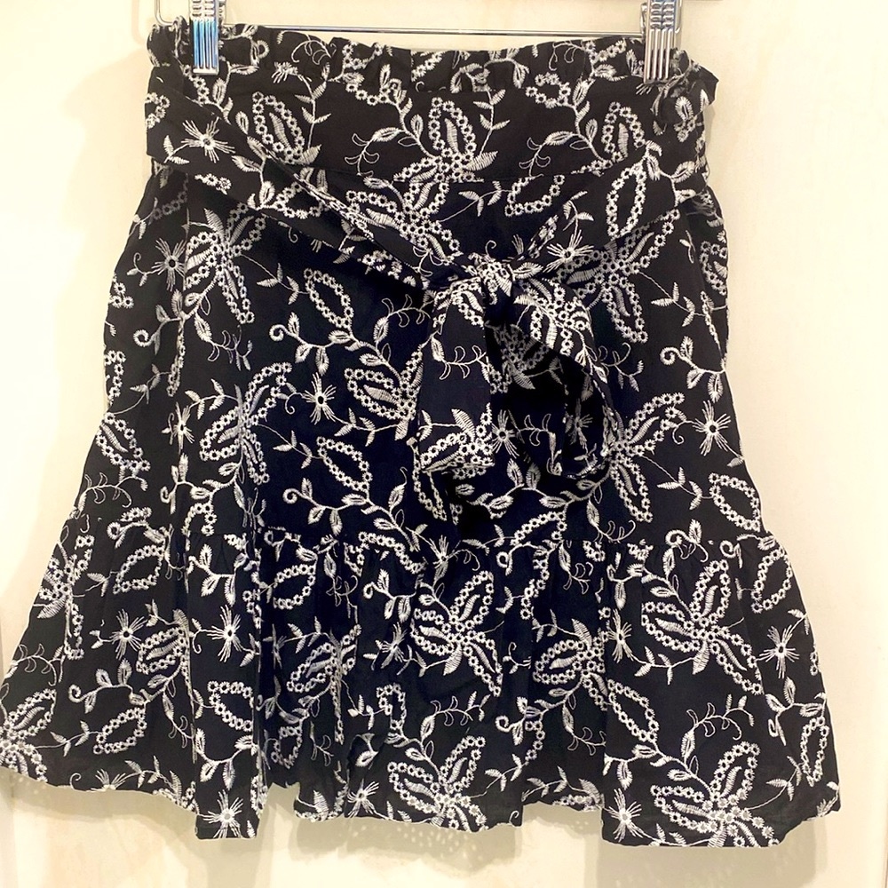 INC. Size m black floral mini skirt.